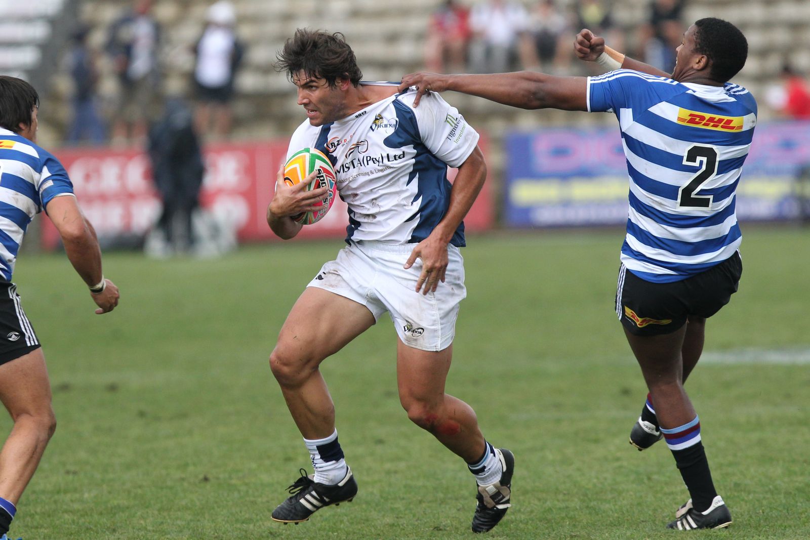 Des joueurs de rugby en pleine action, ballon en main